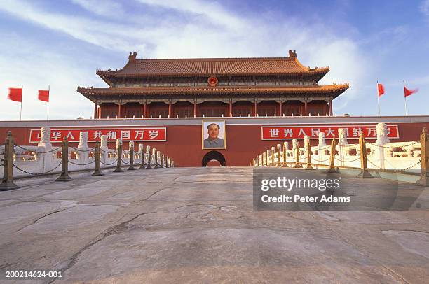 china, beijing, tiananmen gate - platz des himmlischen friedens stock-fotos und bilder