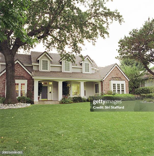 house with front lawn - suburbio zona residencial fotografías e imágenes de stock