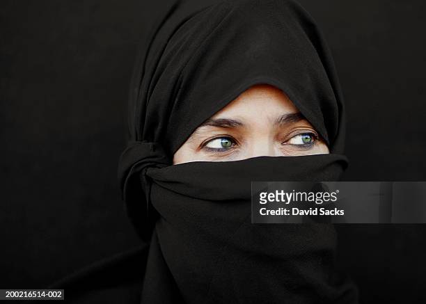 mature woman in hijab looking to side, close-up - muslim woman stock-fotos und bilder