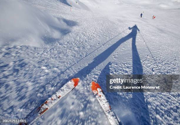 person on ski slope, close-up of skis - subjektive kamera ungewöhnliche ansicht stock-fotos und bilder