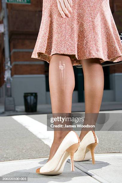 woman with laddered stockings standing at roadside, low section - women in nylons 個照片及圖片檔