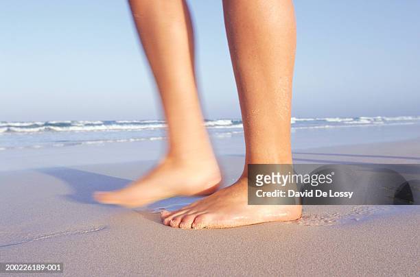 bare feet on beach - mens bare feet fotografías e imágenes de stock