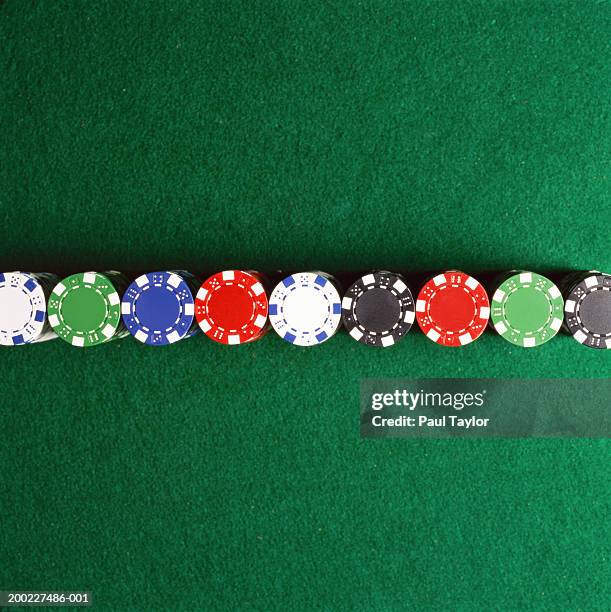 poker chips lined up on casino table - casino table games stockfoto's en -beelden