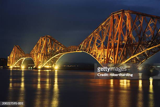 scotland, near edinburgh, forth railway bridge illuminated at night - ponte ferroviária imagens e fotografias de stock