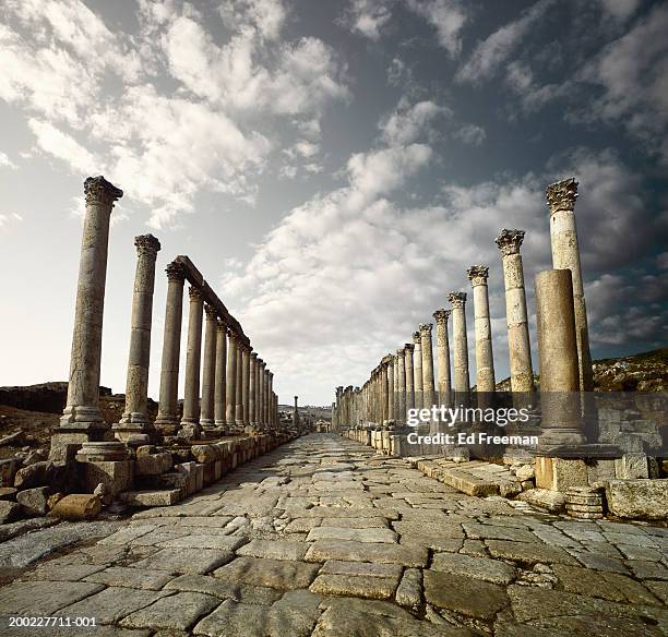 jordan, jerash, street of columns, roman ruins - jerash stock pictures, royalty-free photos & images