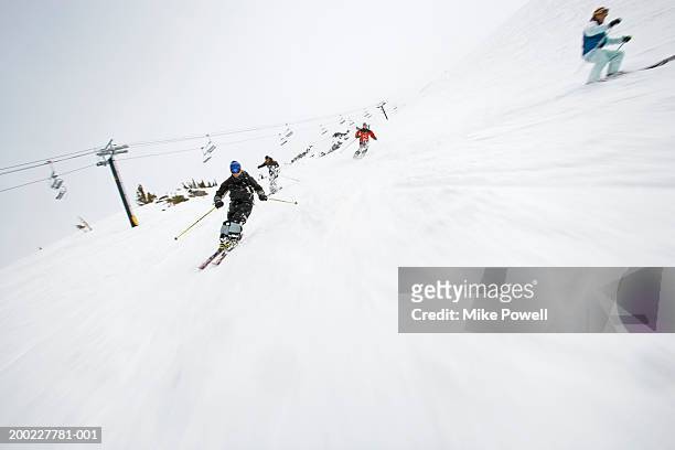 skifahrer ski alpin auf pisten im skigebiet (bewegungsunschärfe) - mammoth stock-fotos und bilder