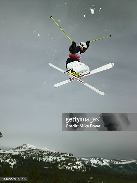 skier doing freestyle jump in air - freestyle skiing stockfoto's en -beelden