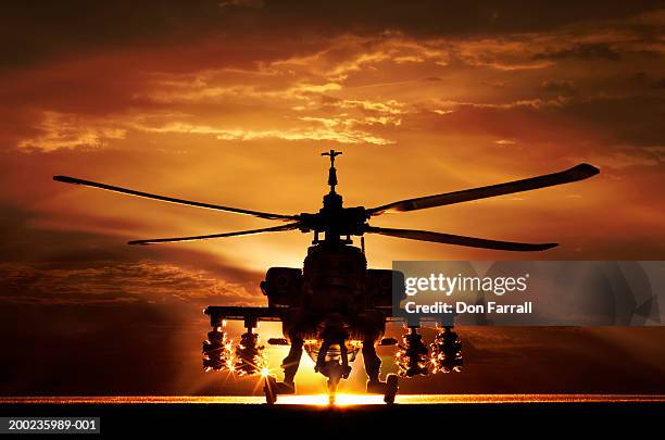 ah-64a apache helicopter, silhouette - military helicopter foto e immagini stock