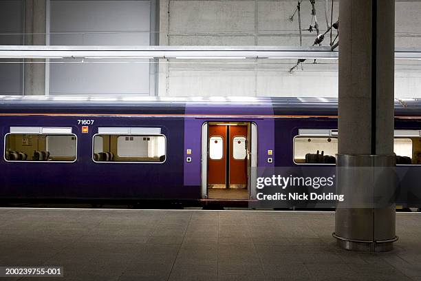 train with doors open, parked at station - quai de gare photos et images de collection