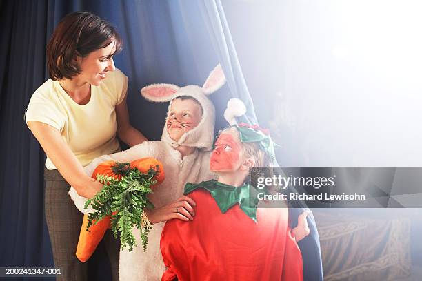 professor a falar para crianças (5- 7) em pé atrás de costumes st - peça de teatro escolar imagens e fotografias de stock