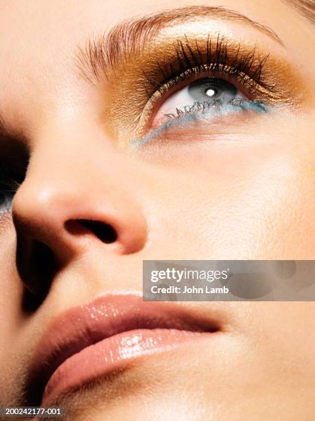 young woman wearing eye make-up, close-up - olhos azuis imagens e fotografias de stock