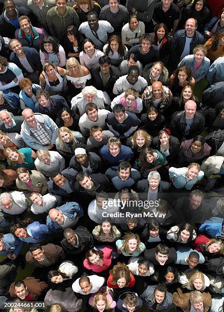 crowd of people looking upwards, smiling, overhead view - looking above stockfoto's en -beelden