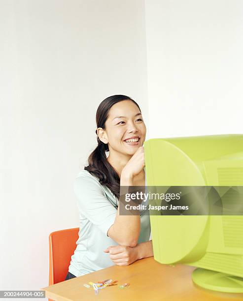 Woman Head Over Computer Screen Peeking Over Computer Photos and Premium High Res Pictures - Getty Images