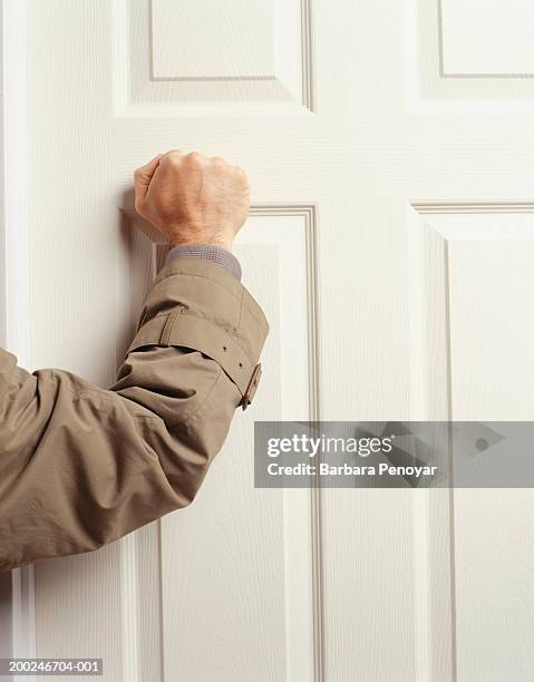 man knocking on door, (mid section) - knocking photos et images de collection