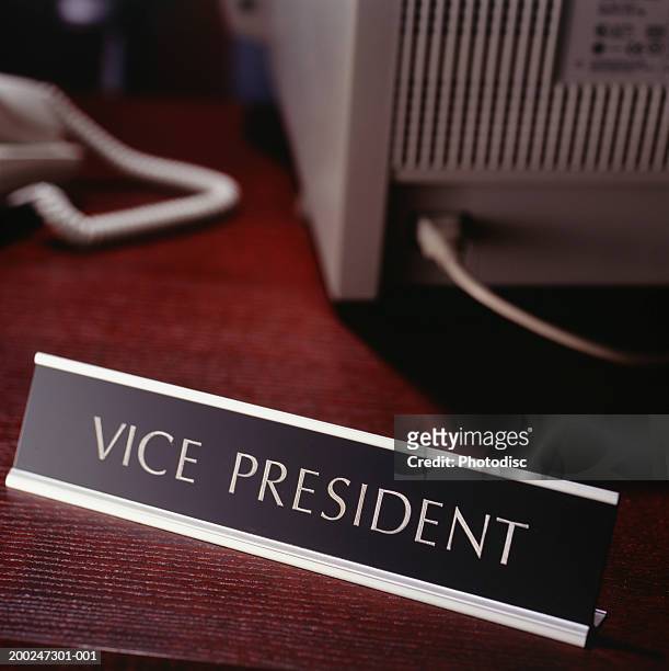 vice president sign on desk - vizepräsident stock-fotos und bilder