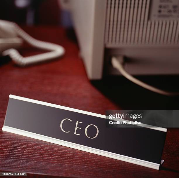 ceo sign on desk - name plate stockfoto's en -beelden