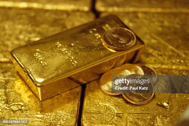 gold ingots and gold coins, (close-up) - goldbarren stock-fotos und bilder