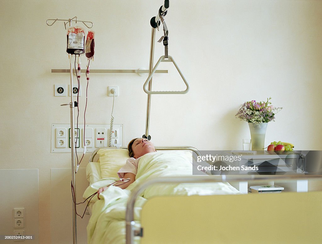 Frau liegen im Krankenhaus Bett mit Infusion mit Blut