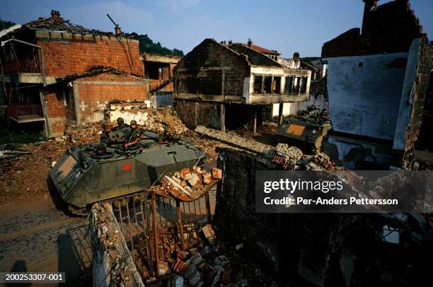 italian kfor soldiers patrol old city of djakovica, kosovo - servië stockfoto's en -beelden