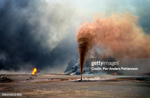 oil wells burn out of control at burham oilfield, kuwait - fire destruction stock pictures, royalty-free photos & images