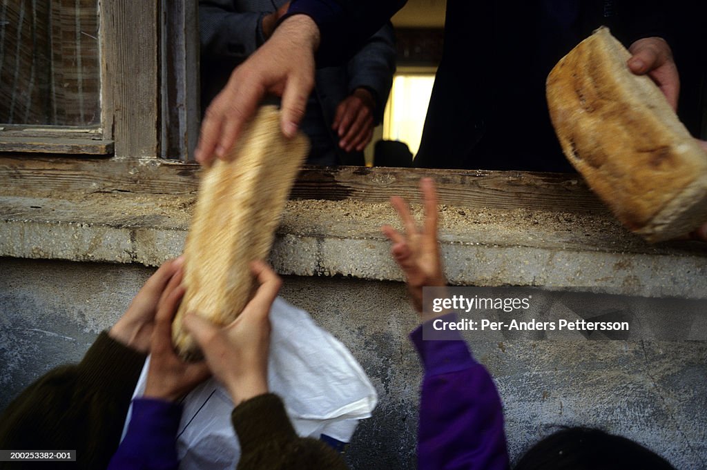 Kosovo refugees receive bread in Kukes, Albania