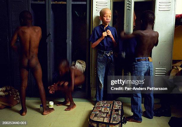 boys in blind school dress early in the morning in klipriver, so - young boys changing in locker room 個照片及圖片檔