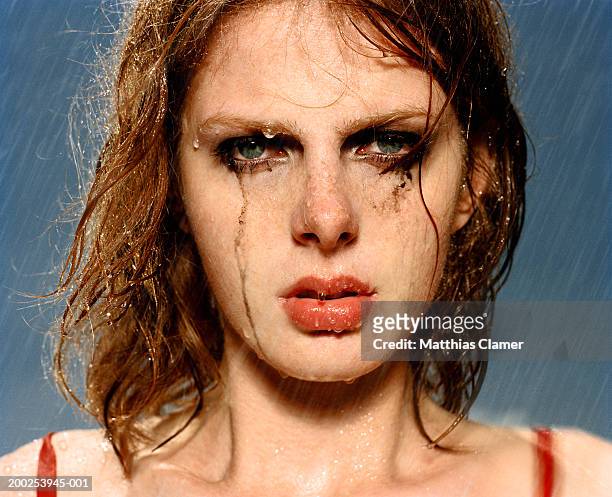woman standing in rain with smeared massacre, portrait, close-up - makeup in rain photos et images de collection