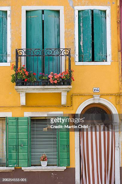 italy, venice, burano, painted houses - venice italy stockfoto's en -beelden