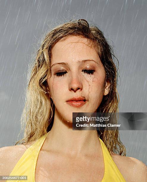 woman standing in rain with smeared mascara, eyes closed, close-up - makeup in rain photos et images de collection