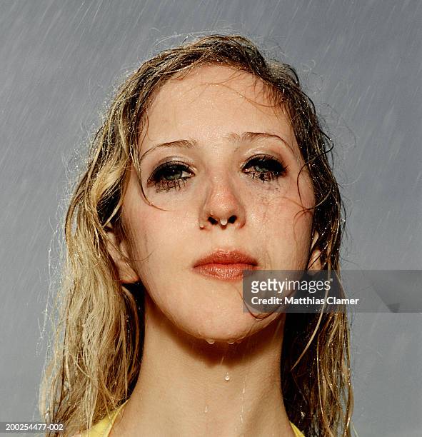 woman standing in rain with smeared mascara, portrait, close-up - makeup in rain photos et images de collection