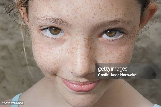 girl (10-12) smiling, close-up, portrait - freckle girl foto e immagini stock