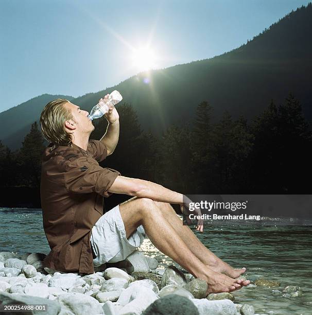 Man Drinking From River Photos et images de collection - Getty Images