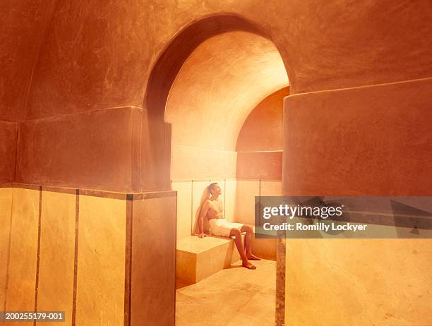 man relaxing in health spa shower room - turkish bath photos et images de collection