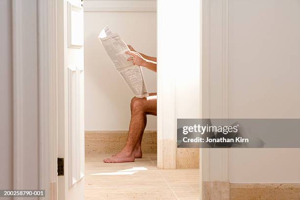 man reading newspaper on toliet, side view - human toilet 個照片及圖片檔
