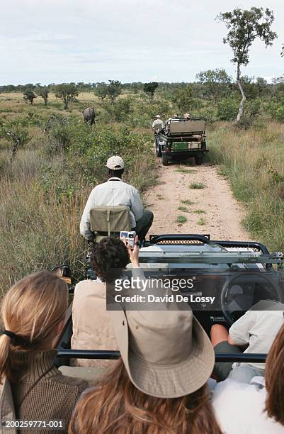 people in off-road vehicle on safari - animal de safari 個照片及圖片檔