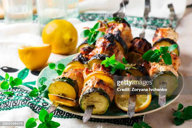 greek-style chicken skewers with zuccini and lemon - espeto de frango imagens e fotografias de stock