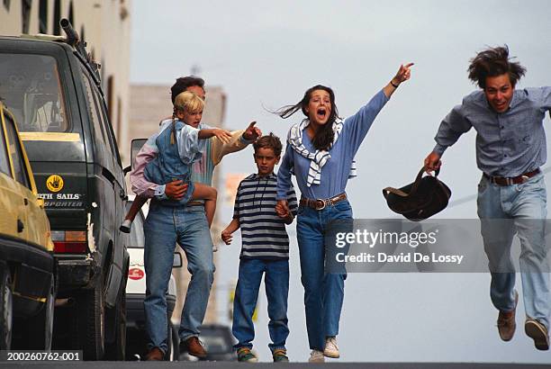 people running behind thief - vangen stockfoto's en -beelden
