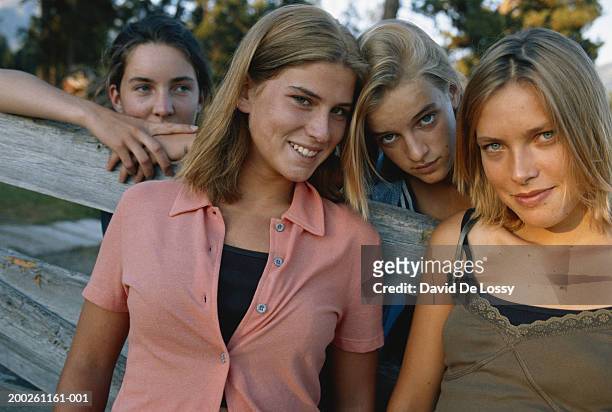 teenagers standing together - 僅少女 個照片及圖片檔