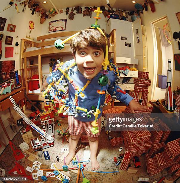 boy (4-6) playing with toys in bedroom (fisheye) - fish eye - fotografias e filmes do acervo