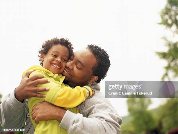 father hugging son (4-6) - father - fotografias e filmes do acervo