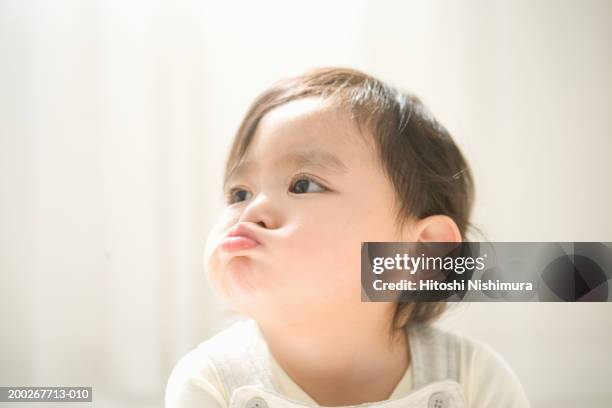 baby boy (18-21 months) pulling face, close-up - one baby boy only fotografías e imágenes de stock