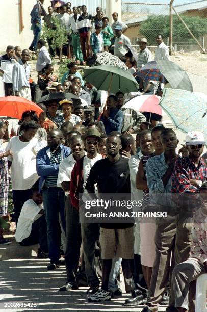 Namibians wait in line to vote at a polling station in the Katatura neigborhood of Windhoek 30 November 1999. Namibians go to the polls today to vote...