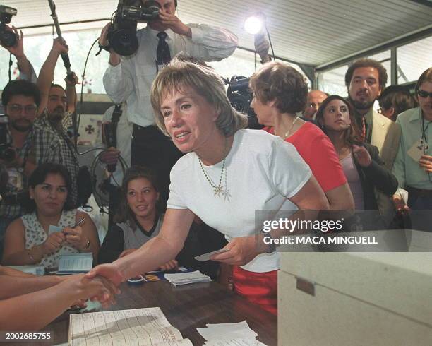 Communist presidential candidate Gladys Marin greets voters 12 December 1999 in Santiago during the presidential election. La candidata presidencial...