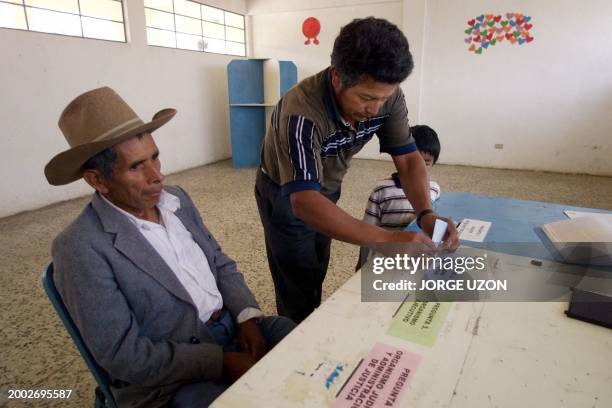 Man votes during the constitutional referendum 16 May 1999 in Zaragoza, Guatemala. Un hombre emite su voto durante la Consulta Popular destinada a...