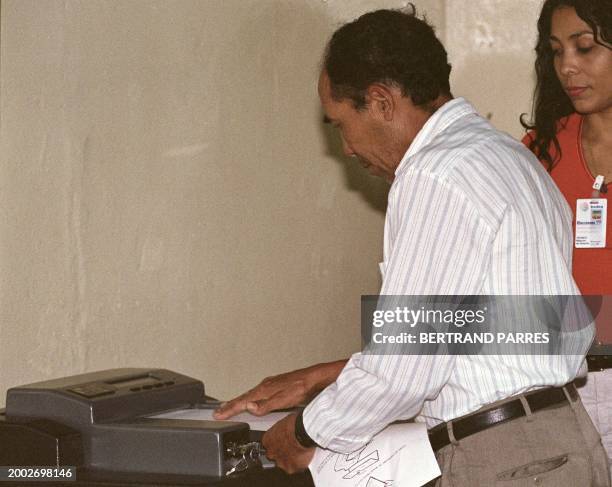 Un ciudadano pone su boleta de voto en una maquina automatica durante el referendum constituyente, en Baruta , en las afueras de Caracas, 25 de Abril...