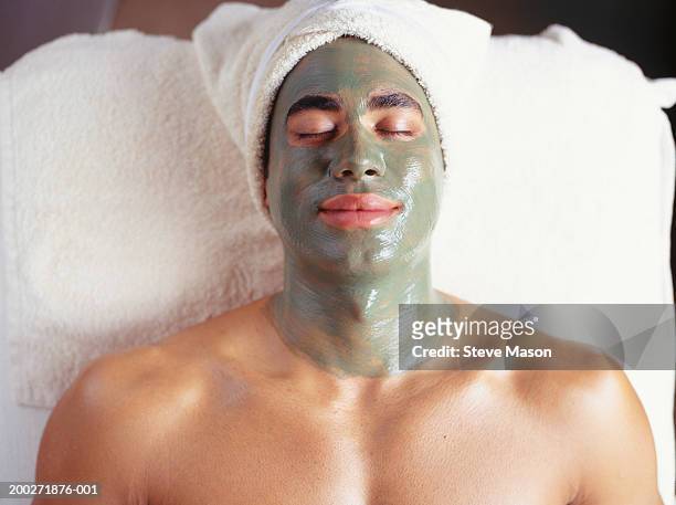 young man with facial mask at beauty parlour, (overhead view - 養生療法 個照片及圖片檔
