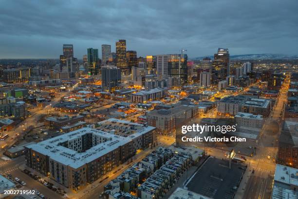 skyline in denver, colorado - denver stock-fotos und bilder