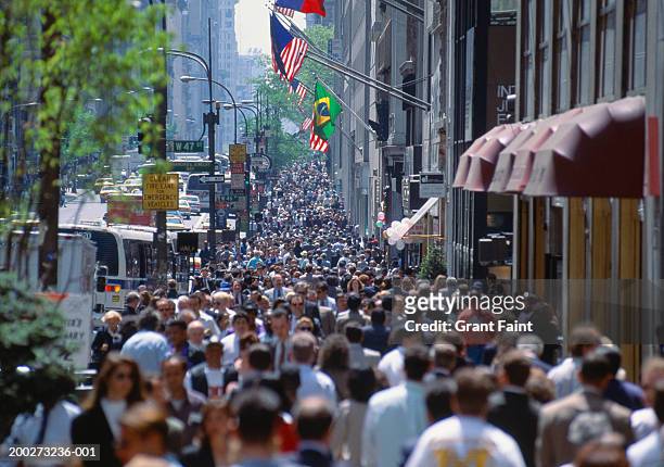 crowd of people on sidewalk, traffic in street - 2005 fotografías e imágenes de stock