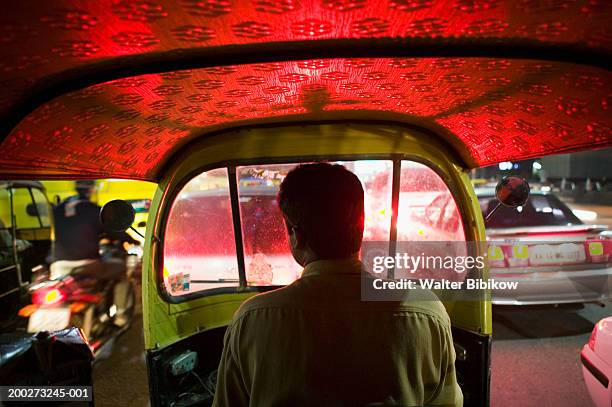 autorickshaw taxi driving in evening traffic, rear view - bangalore stock-fotos und bilder