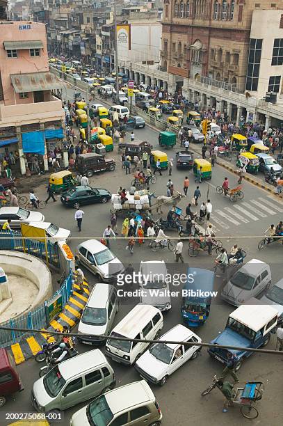 india, delhi, old delhi, traffic on chandni chowk, elevated view - chandni chowk stockfoto's en -beelden